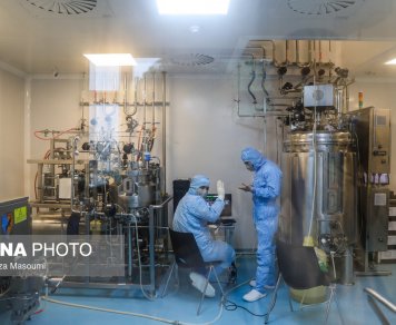 بازدید اصحاب رسانه از خط تولید واکسن نورا